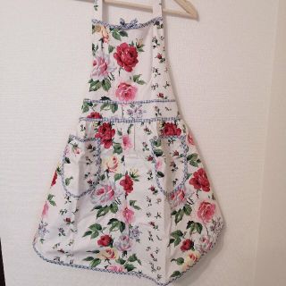 ローラアシュレイ(LAURA ASHLEY)のローラアシュレイ　花柄　エプロン(収納/キッチン雑貨)