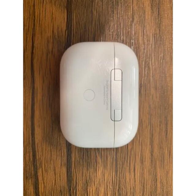 Apple(アップル)のApple AirPods pro 充電器　正規品 スマホ/家電/カメラのオーディオ機器(ヘッドフォン/イヤフォン)の商品写真