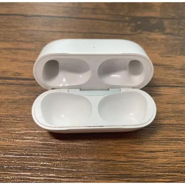 Apple(アップル)のApple AirPods pro 充電器　正規品 スマホ/家電/カメラのオーディオ機器(ヘッドフォン/イヤフォン)の商品写真