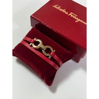 フェラガモ(Ferragamo)のフェラガモ　ガンチーニ　本革　ブレスレット　赤系　値下げ(ブレスレット/バングル)