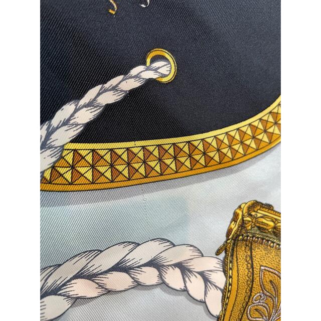 Hermes(エルメス)のブラックが効果的でクール　人気のデザイン　エルメス　スカーフ　カレ90 レディースのファッション小物(バンダナ/スカーフ)の商品写真