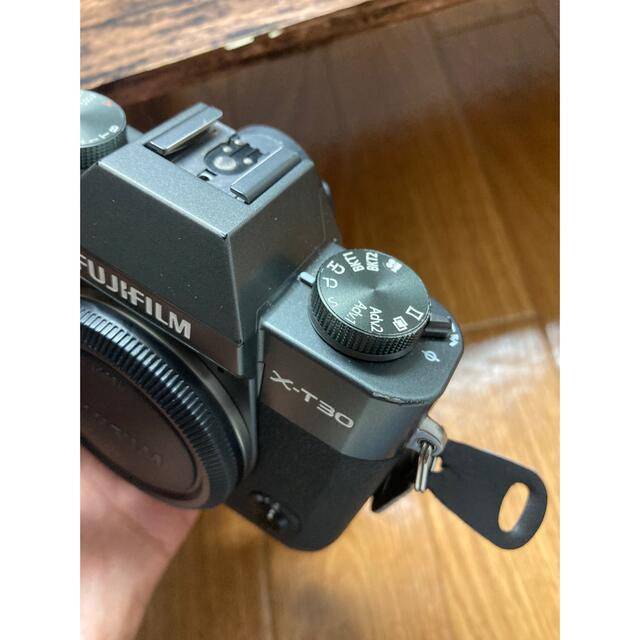 富士フイルム(フジフイルム)のFUJIFILM X−T30 ボディ スマホ/家電/カメラのカメラ(ミラーレス一眼)の商品写真