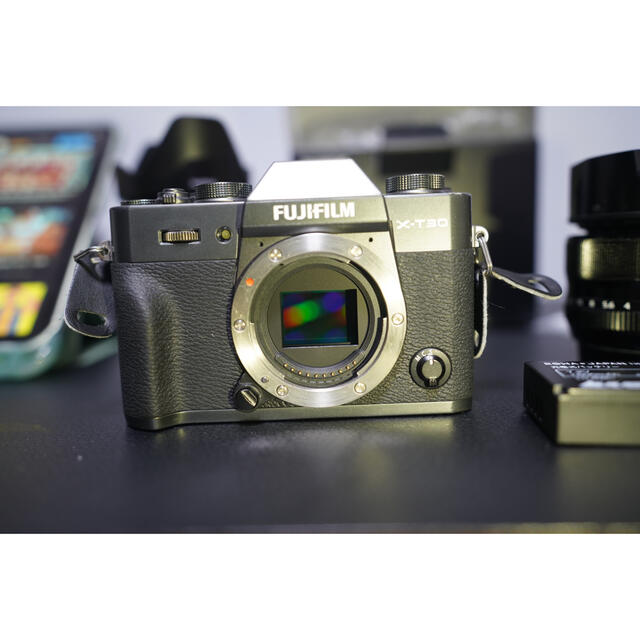 富士フイルム(フジフイルム)のFUJIFILM X−T30 ボディ スマホ/家電/カメラのカメラ(ミラーレス一眼)の商品写真