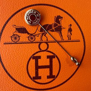 エルメス(Hermes)のHERMES（エルメス）セリエピンブローチ ゴールドGP(ブローチ/コサージュ)