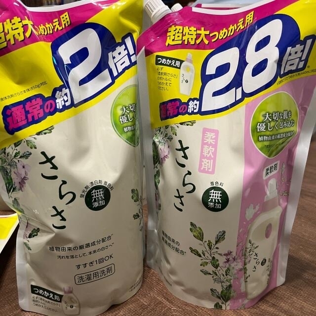 さらさ(サラサ)の専用！新品未使用　さらさ　洗剤　柔軟剤　8袋　超特大サイズ　詰め替え　つめかえ インテリア/住まい/日用品の日用品/生活雑貨/旅行(洗剤/柔軟剤)の商品写真