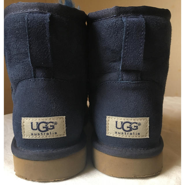 UGG(アグ)の[美品・正規品] size8 UGG クラシックミニ ネイビー レディースの靴/シューズ(ブーツ)の商品写真