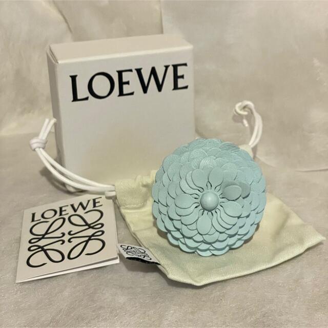 LOEWE(ロエベ)の未使用LOEWEのカーフスキン水色スタッドフラワー レディースのバッグ(ショルダーバッグ)の商品写真