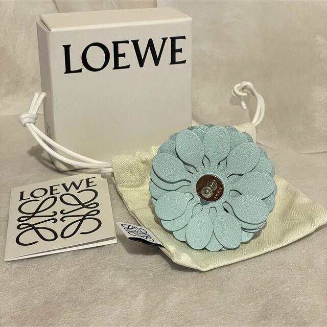 未使用LOEWEのカーフスキン水色スタッドフラワー