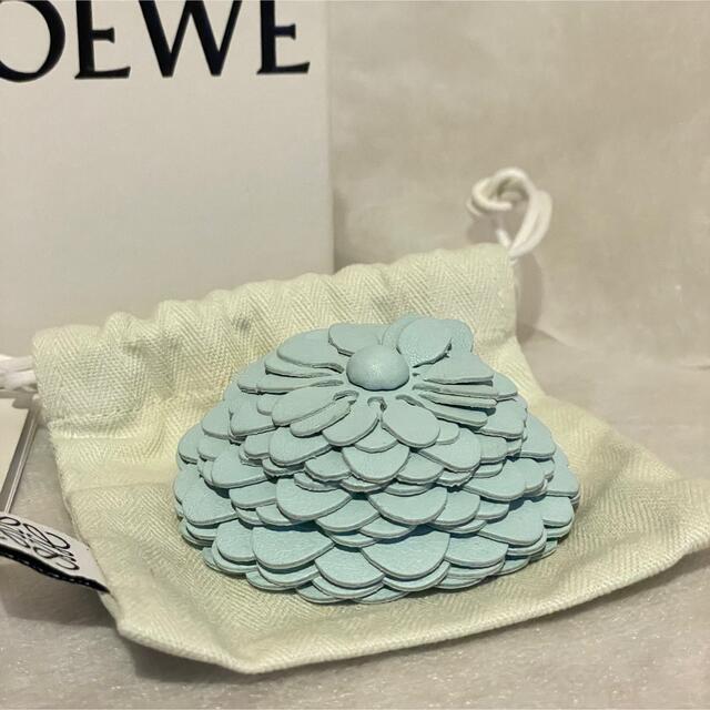 未使用LOEWEのカーフスキン水色スタッドフラワー