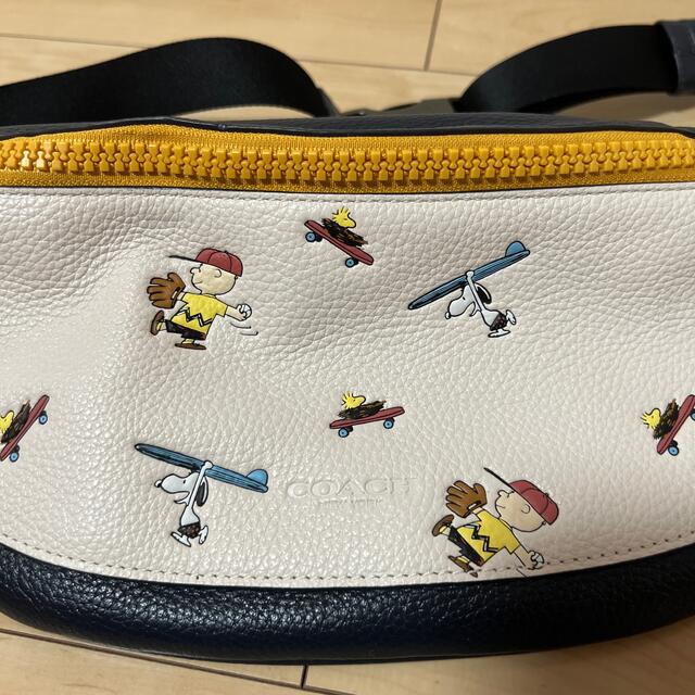 COACH(コーチ)のCOACH×PEANUTS コラボ　限定　スヌーピー　ボディーバッグ レディースのバッグ(ボディバッグ/ウエストポーチ)の商品写真