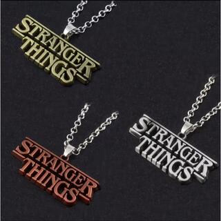 シルバー &ゴールド2点Stranger Things ロゴ ネックレス (ネックレス)