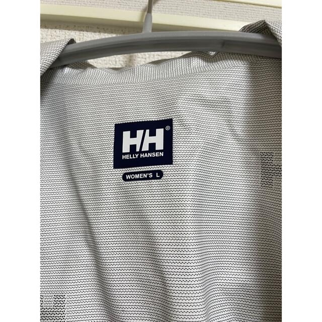 HELLY HANSEN(ヘリーハンセン)のHELLY HANSEN（ヘリーハンセン）マウンテンパーカー　ベージュ レディースのジャケット/アウター(ナイロンジャケット)の商品写真