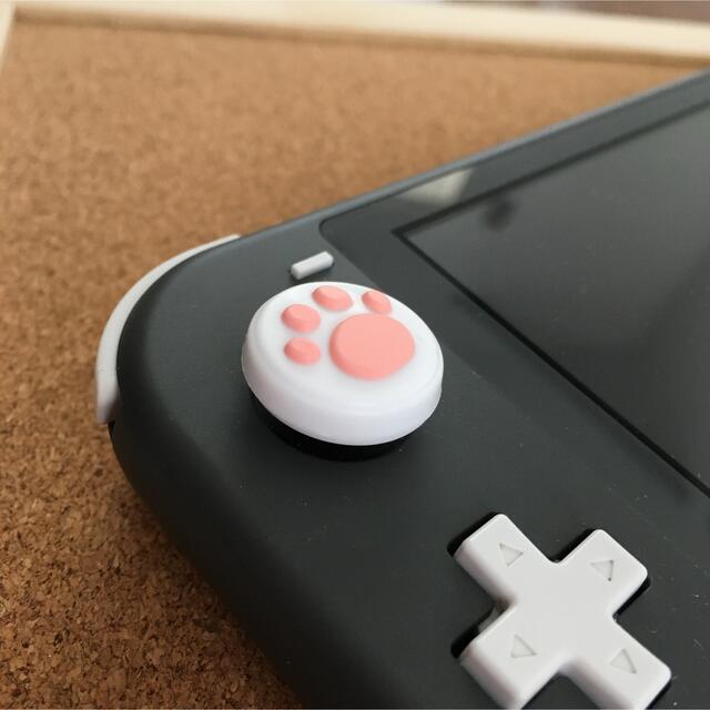 Nintendo Switch(ニンテンドースイッチ)のSwitch　スティックカバー　肉球　青白、白青、ピンク白、白ピンク　4個セット エンタメ/ホビーのゲームソフト/ゲーム機本体(その他)の商品写真