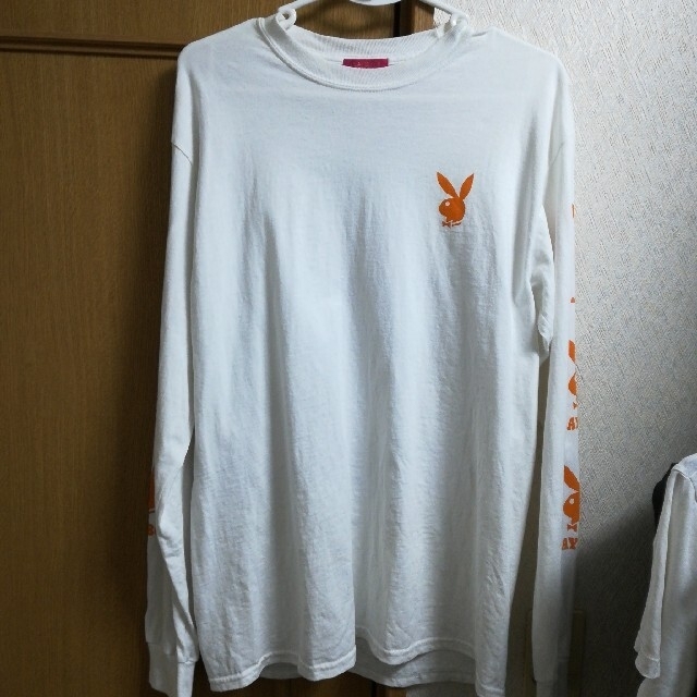 PLAYBOY(プレイボーイ)のROSE BUD/playboy　プレイボーイ　フォトプリントロゴロンT　白 レディースのトップス(Tシャツ(長袖/七分))の商品写真