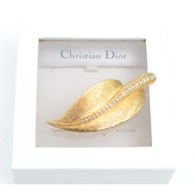 Christian Dior(クリスチャンディオール)のクリスチャン ディオール 葉っぱモチーフ ラインストーン ブローチ 箱付き レディースのアクセサリー(ブローチ/コサージュ)の商品写真