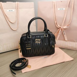 新品 miumiu ミュウミュウ マテラッセレザー トップハンドルバッグ