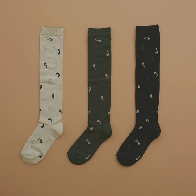 mina perhonen(ミナペルホネン)のmina perhonen ミナペルホネン linnunlaulu socks レディースのレッグウェア(ソックス)の商品写真