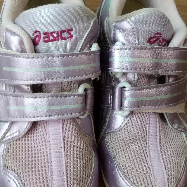 asics(アシックス)の18センチ アシックス スニーカー  女の子 キッズ/ベビー/マタニティのキッズ靴/シューズ(15cm~)(スニーカー)の商品写真