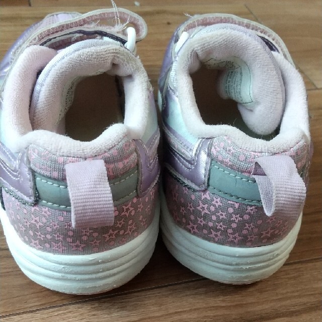 asics(アシックス)の18センチ アシックス スニーカー  女の子 キッズ/ベビー/マタニティのキッズ靴/シューズ(15cm~)(スニーカー)の商品写真