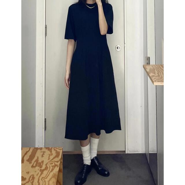 COS(コス)のCOS コス　PINTUCKED MIDI DRESS レディースのワンピース(ひざ丈ワンピース)の商品写真