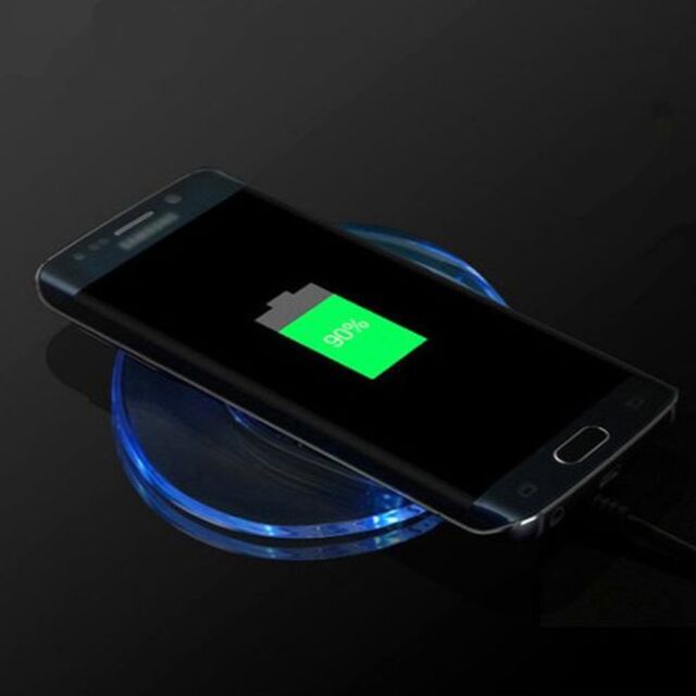 置くだけ かんたん 最新 スマホ用 Qi ワイヤレス充電器 スマホ/家電/カメラのスマホアクセサリー(その他)の商品写真