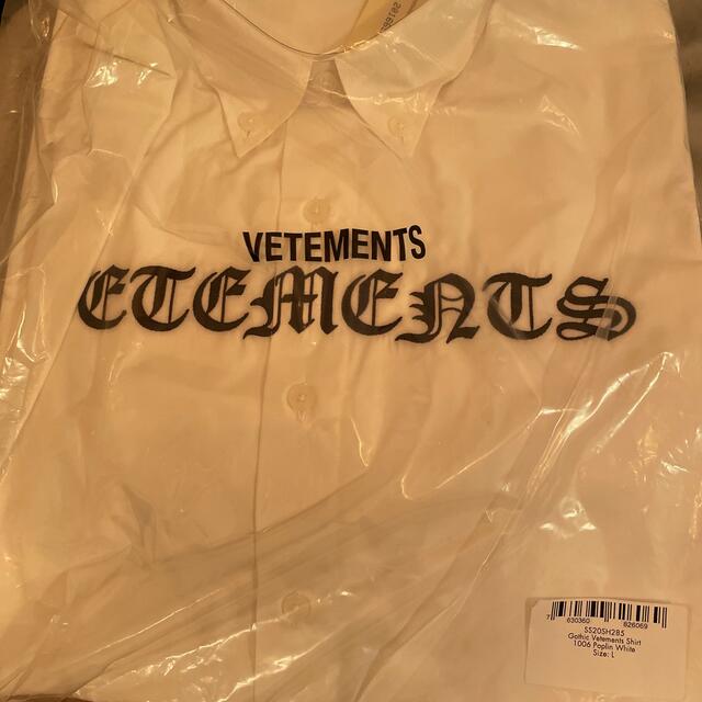 ヴェトモン/VETEMENTS ゴシックロゴ刺繍長袖シャツ(ホワイト×ブラック)