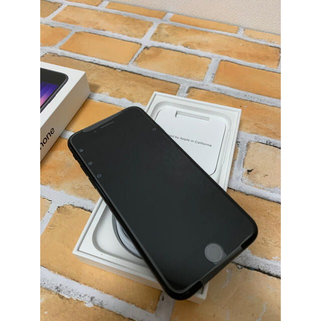 iPhone(アイフォーン)のiPhone se  第3世代　アイフォン　SIMフリー se 黒 au スマホ/家電/カメラのスマートフォン/携帯電話(スマートフォン本体)の商品写真