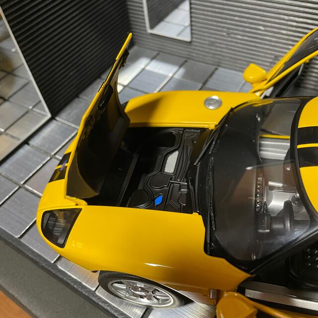 未展示品オートアート1/18フォードGT 2004 イエロー/ブラック 未展示品オートアート1/18フォードGT 2004 イエロー/ブラック