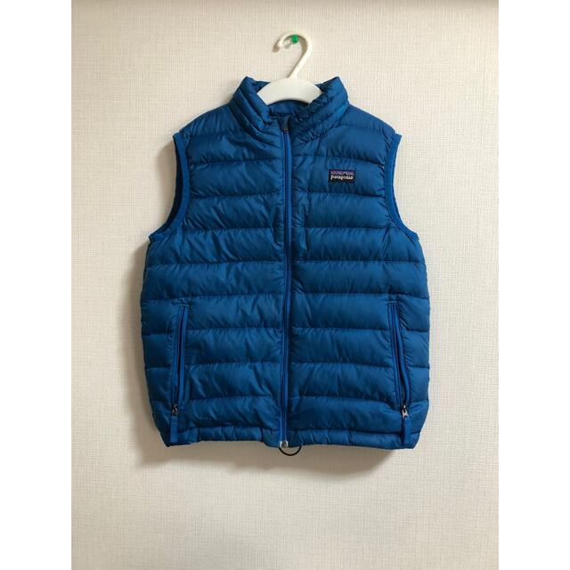 patagonia(パタゴニア)のパタゴニア　ボーイズ　ダウン　ベスト　S 130くらい キッズ/ベビー/マタニティのキッズ服男の子用(90cm~)(ジャケット/上着)の商品写真