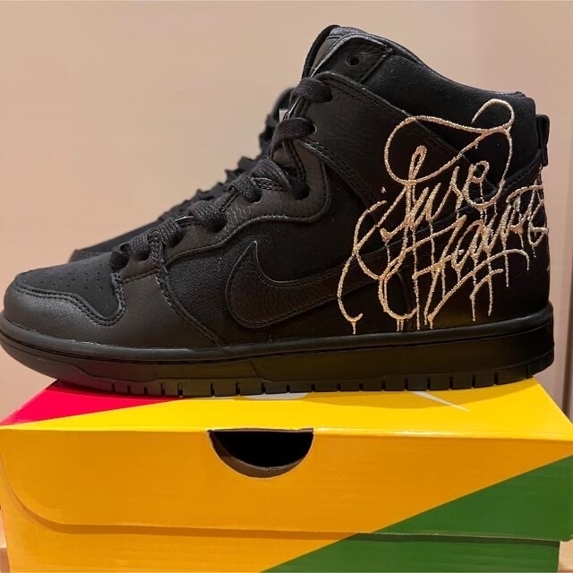 NIKE(ナイキ)のFaust × Nike SB Dunk High 黒金 メンズの靴/シューズ(スニーカー)の商品写真