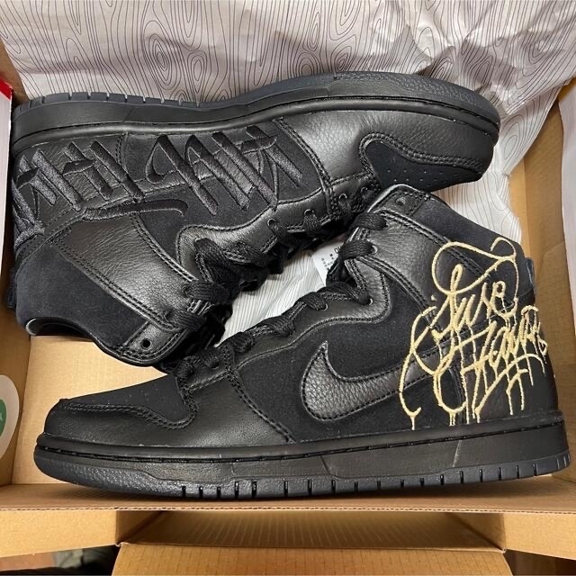 NIKE(ナイキ)のFaust × Nike SB Dunk High 黒金 メンズの靴/シューズ(スニーカー)の商品写真