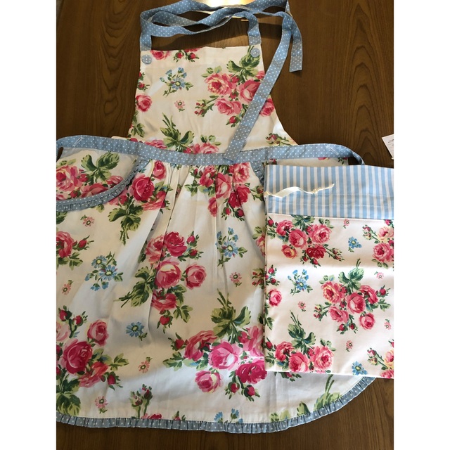 LAURA ASHLEY(ローラアシュレイ)の『専用』LAURA ASHLEYのエプロン&巾着(未使用品)バンチェッドロージズ インテリア/住まい/日用品のインテリア/住まい/日用品 その他(その他)の商品写真