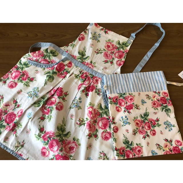 LAURA ASHLEY(ローラアシュレイ)の『専用』LAURA ASHLEYのエプロン&巾着(未使用品)バンチェッドロージズ インテリア/住まい/日用品のインテリア/住まい/日用品 その他(その他)の商品写真