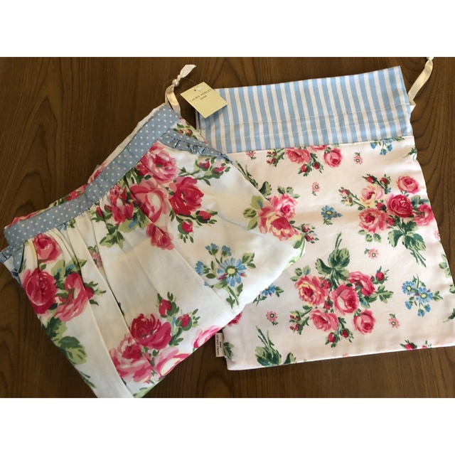 LAURA ASHLEY(ローラアシュレイ)の『専用』LAURA ASHLEYのエプロン&巾着(未使用品)バンチェッドロージズ インテリア/住まい/日用品のインテリア/住まい/日用品 その他(その他)の商品写真