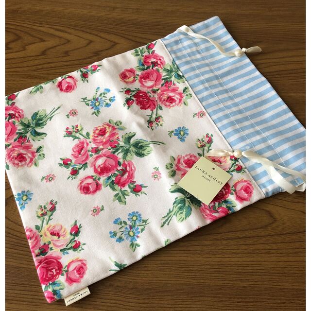 LAURA ASHLEY(ローラアシュレイ)の『専用』LAURA ASHLEYのエプロン&巾着(未使用品)バンチェッドロージズ インテリア/住まい/日用品のインテリア/住まい/日用品 その他(その他)の商品写真