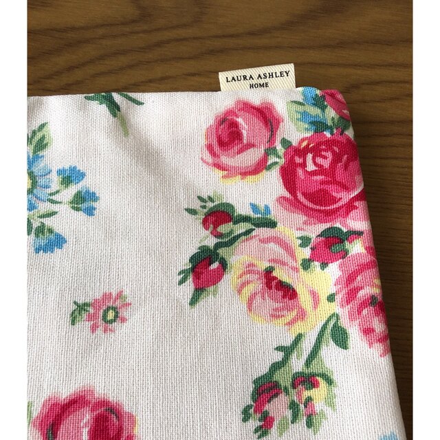 LAURA ASHLEY(ローラアシュレイ)の『専用』LAURA ASHLEYのエプロン&巾着(未使用品)バンチェッドロージズ インテリア/住まい/日用品のインテリア/住まい/日用品 その他(その他)の商品写真