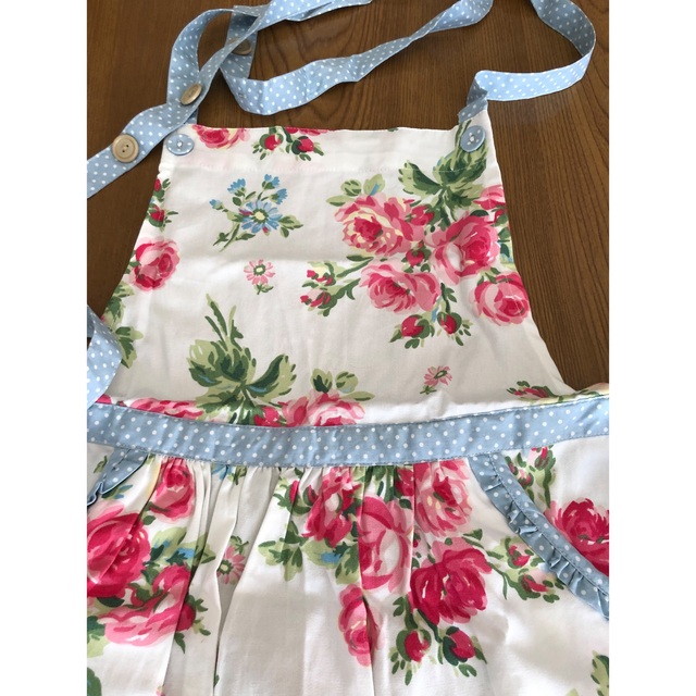 LAURA ASHLEY(ローラアシュレイ)の『専用』LAURA ASHLEYのエプロン&巾着(未使用品)バンチェッドロージズ インテリア/住まい/日用品のインテリア/住まい/日用品 その他(その他)の商品写真