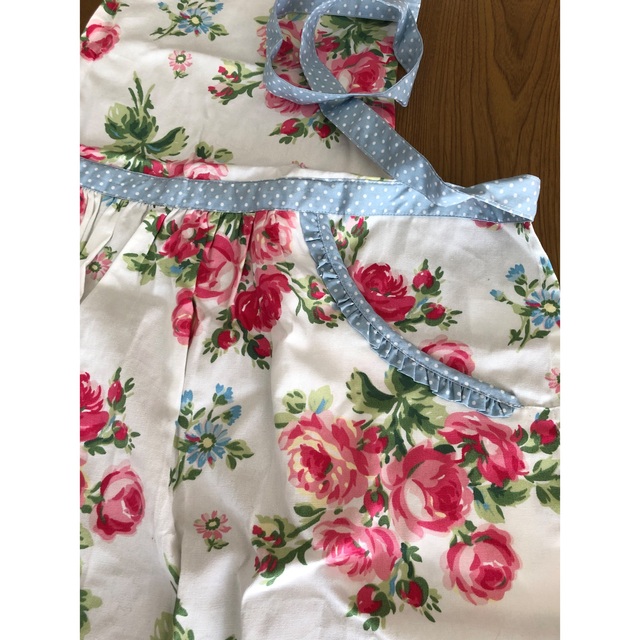 LAURA ASHLEY(ローラアシュレイ)の『専用』LAURA ASHLEYのエプロン&巾着(未使用品)バンチェッドロージズ インテリア/住まい/日用品のインテリア/住まい/日用品 その他(その他)の商品写真