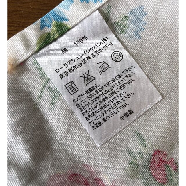 LAURA ASHLEY(ローラアシュレイ)の『専用』LAURA ASHLEYのエプロン&巾着(未使用品)バンチェッドロージズ インテリア/住まい/日用品のインテリア/住まい/日用品 その他(その他)の商品写真