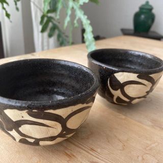 新品未使用　黒い温かみのある湯飲み茶碗(食器)