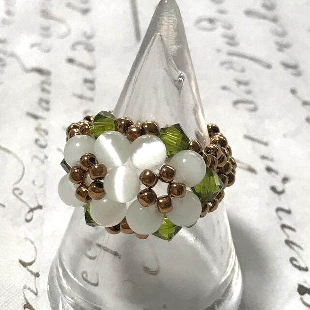 【SALE❗️】フラワーモチーフリング／オフ白 ハンドメイドのアクセサリー(リング)の商品写真