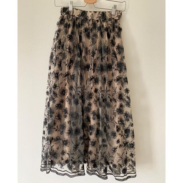 ミラオーウェン ギャザーフレアフローラル刺繍スカート