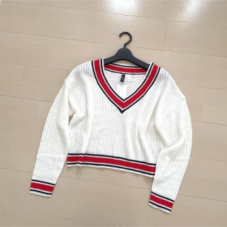 エイチアンドエム(H&M)の新品　Vネックニット　　ショート丈(ニット/セーター)