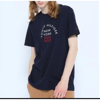 トミーヒルフィガー(TOMMY HILFIGER)の新品　トミーヒルフィガー   ネイビー　Lサイズ　アーチロゴプリントTシャツ(Tシャツ/カットソー(半袖/袖なし))