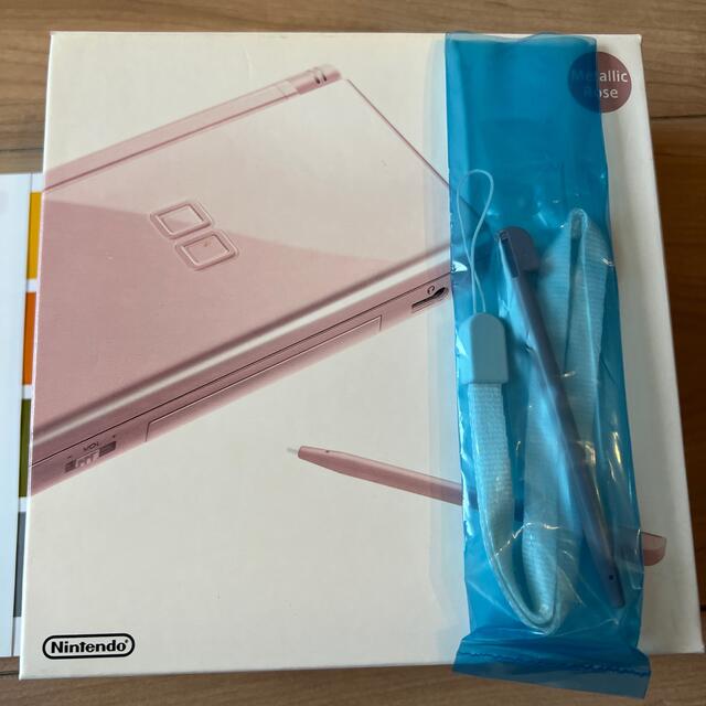 任天堂(ニンテンドウ)の【お値段見直し】Nintendo DS ニンテンド-DS LITEメタリックロゼ エンタメ/ホビーのゲームソフト/ゲーム機本体(携帯用ゲーム機本体)の商品写真