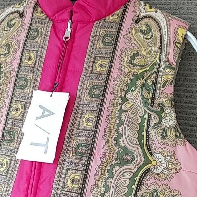 新品　中綿ベスト　難あり　リバーシブル　スカーフ柄　ピンク　ダウンベスト レディースのジャケット/アウター(ダウンベスト)の商品写真