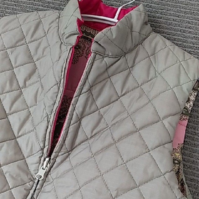 新品　中綿ベスト　難あり　リバーシブル　スカーフ柄　ピンク　ダウンベスト レディースのジャケット/アウター(ダウンベスト)の商品写真