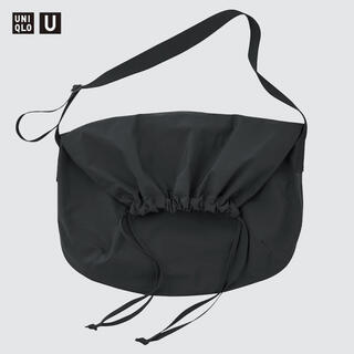 ユニクロ(UNIQLO)のUNIQLO U新品BLACKドローストリングショルダーバッグ（男女兼用）(ショルダーバッグ)