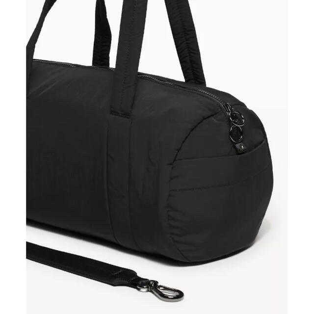 lululemon(ルルレモン)の☆未使用☆ ルルレモン　On my level barrel bag レディースのバッグ(トートバッグ)の商品写真