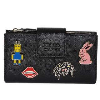 プラダ(PRADA)のプラダ ミディアム ウォレット スナップボタン メタル アップリケ サフィアーノ 二つ折り財布 1ML005(財布)